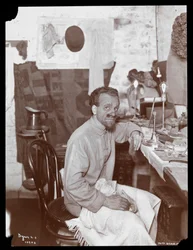 William Norris brengt make-up aan voor zijn rol als de Nar van de Koning in 